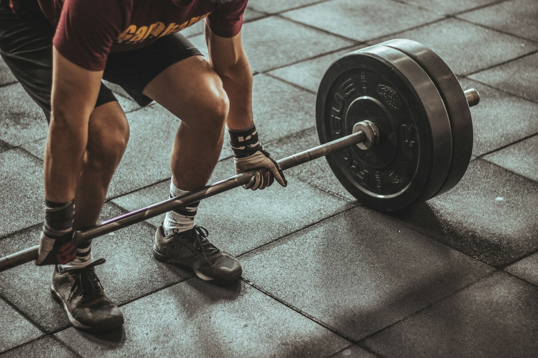 Athlet beim Deadlift mit Langhantel